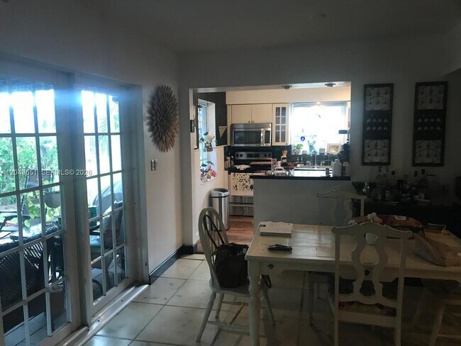 Foto del edificio - 1050 NE 81st St