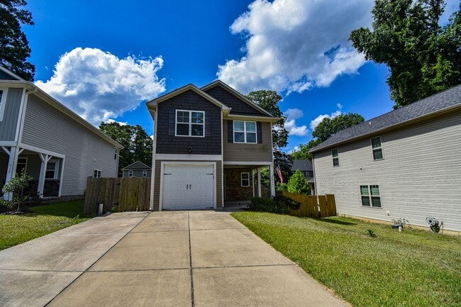 Building Photo - 3 Bedroom 3 Bathroom in Haymount! Pets okay