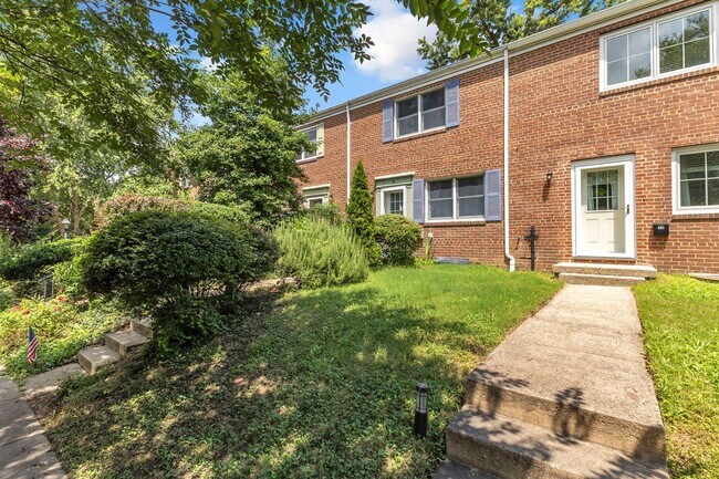 Building Photo - Charming townhome in the heart of Rosemont