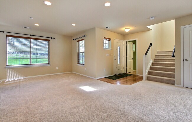 Foto del edificio - Open Floor Plan Home!  3 Bedroom, 2.5 bath with Loft