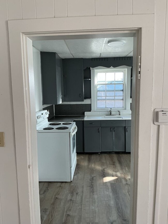 Building Photo - Adorable 3 bedroom 1 bath home