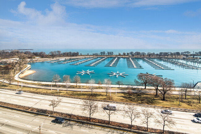 Foto del edificio - 3410 N Lake Shore Dr