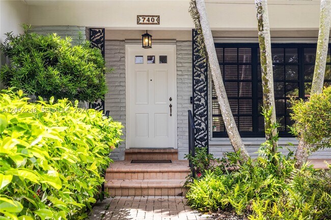 Building Photo - 740 Jeronimo Dr