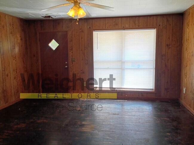 Foto del edificio - 3-Bed Home with Great Garage/Shop & Conven...