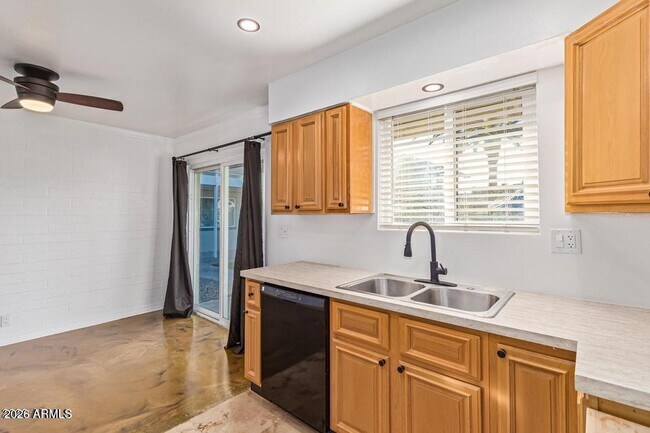 Foto del edificio - 6841 E 2nd St