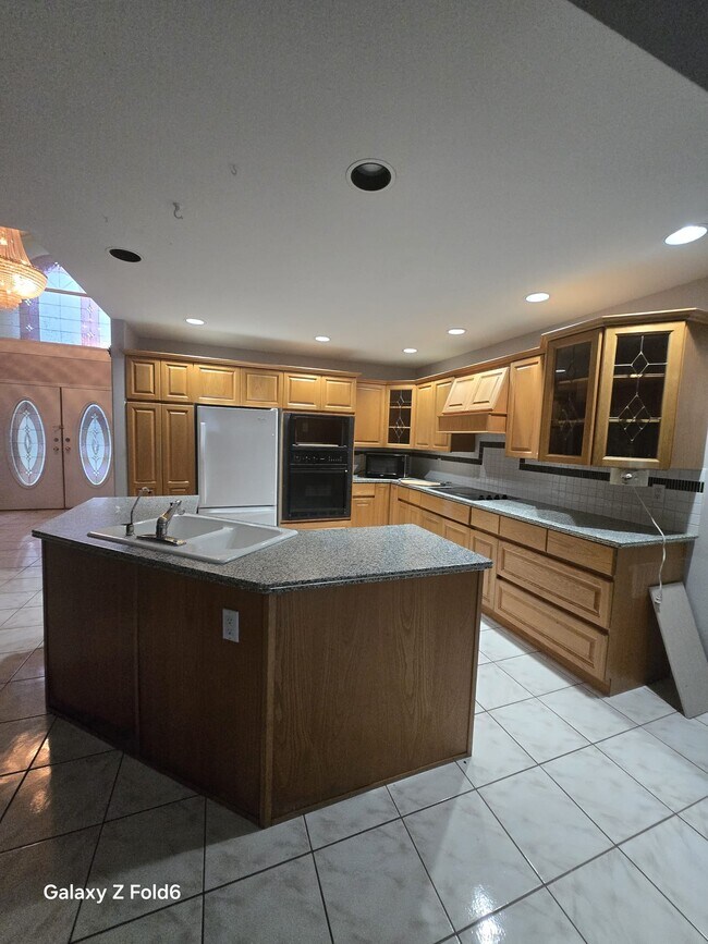 Photo du bâtiment - 17304-17396 96 Ave