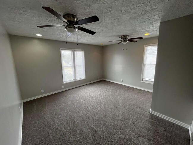 Building Photo - 106 S Oakley Ave