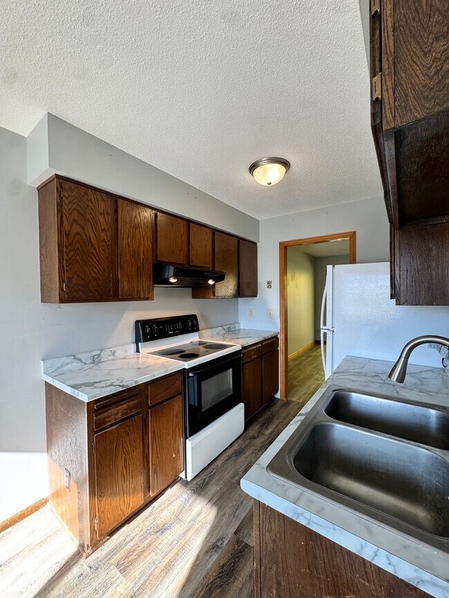 Foto del edificio - Charming 2 Bedroom Townhome in Cottage Gro...