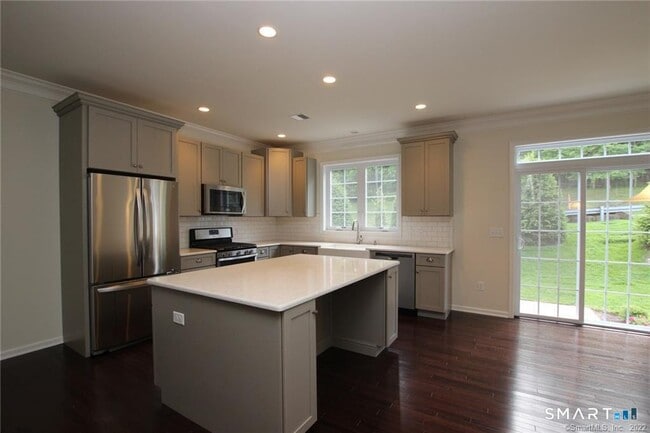 Building Photo - 10 Moorland Dr