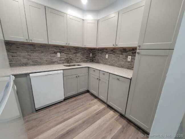 Foto del edificio - 26 Candlewood Lake Rd S