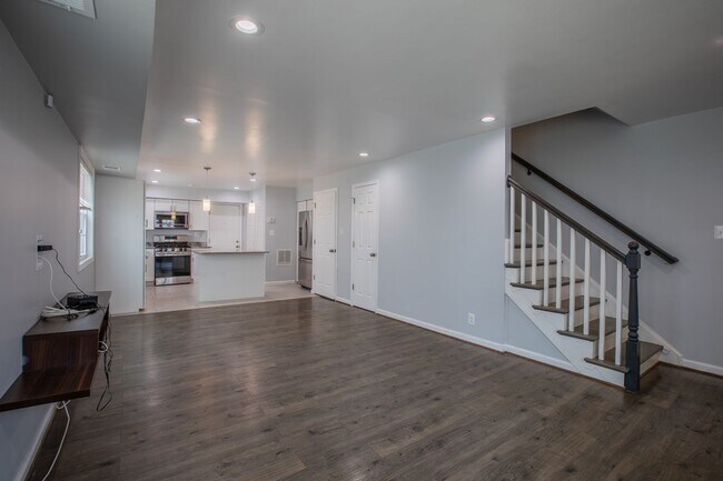 Foto del edificio - Lovely 3 BR/2.5 BA End Unit Townhome in Deanwood!