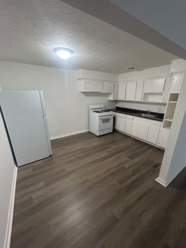 Foto principal - 33170 Aurora Rd