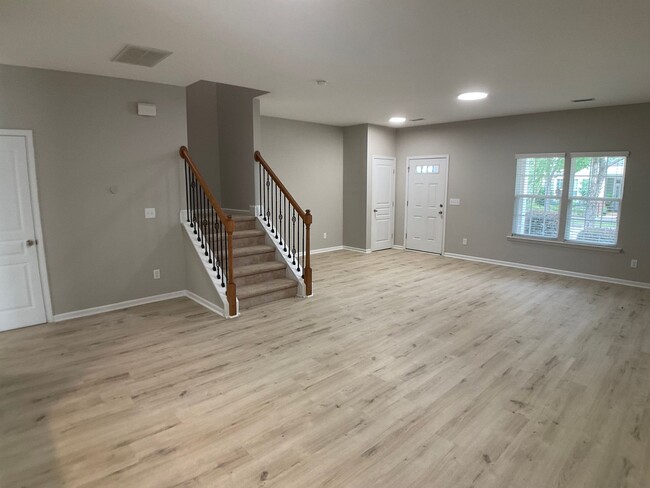 Building Photo - 3 Bed / 2.5 Townhouse in Raleigh located i...