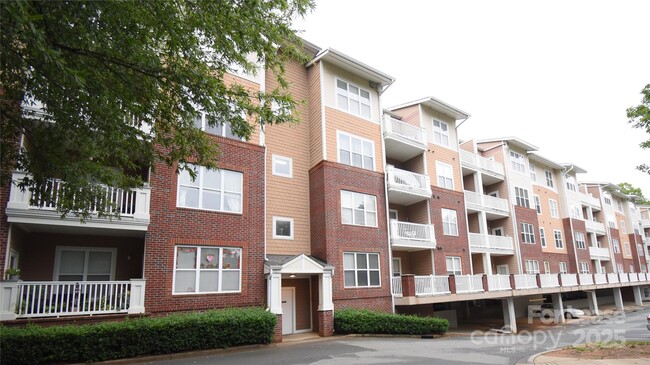 Foto del edificio - 1000 E Woodlawn Rd