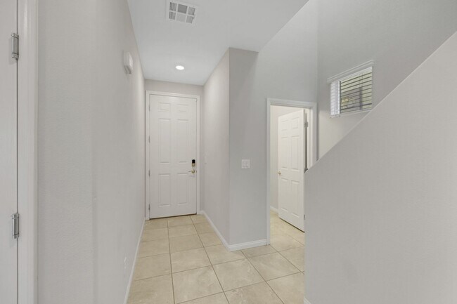 Foto del edificio - Large 4 bedroom home