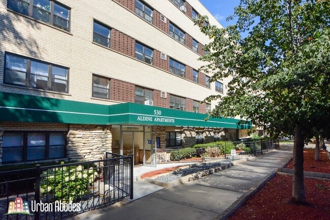 Building Photo - 531 W Aldine Ave