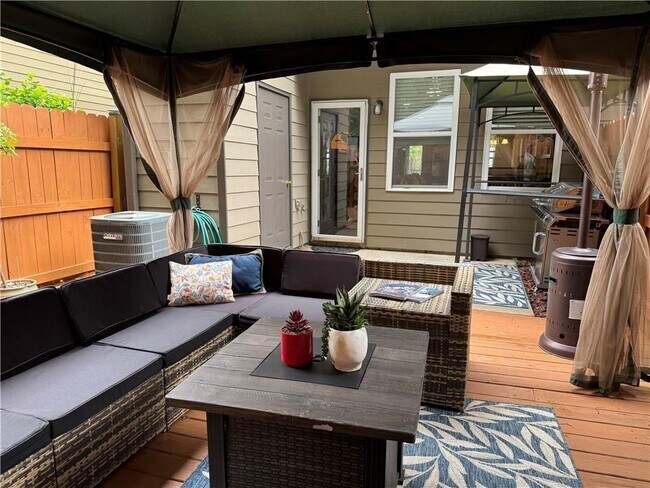 Foto del edificio - 1613 Bayrose Cir