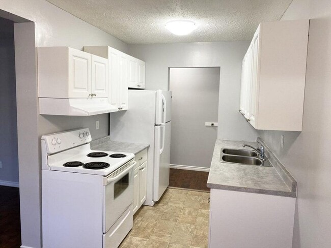 Building Photo - MacKenzie Manor