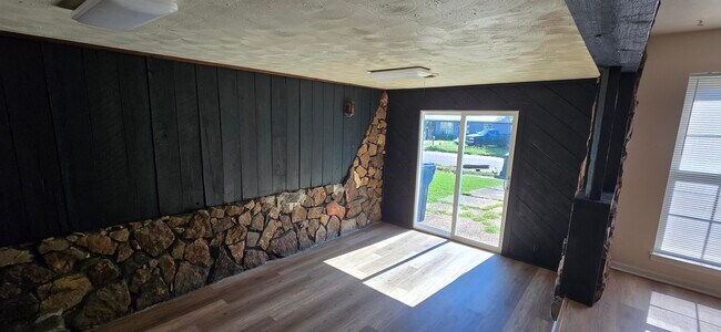 Building Photo - 5200 Broken Oak Dr