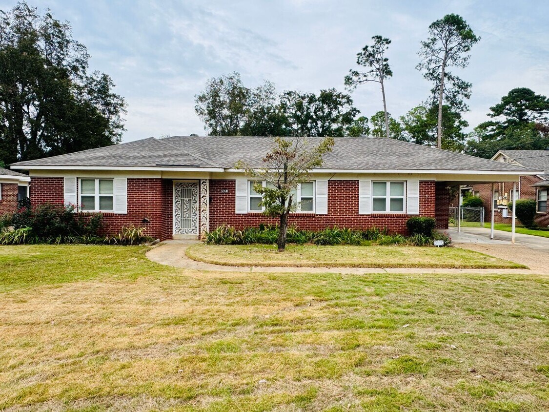 Primary Photo - Charming 3 Bedroom / 1 Bath Home with Orig...