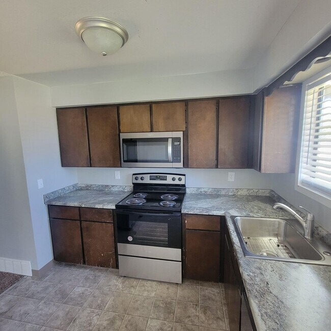 Foto del edificio - Remodeled 4 bed 2 bath home