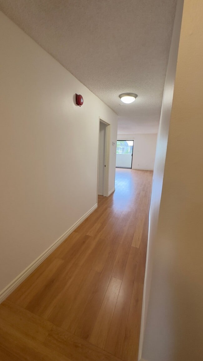 Building Photo - 135 N Swall Dr