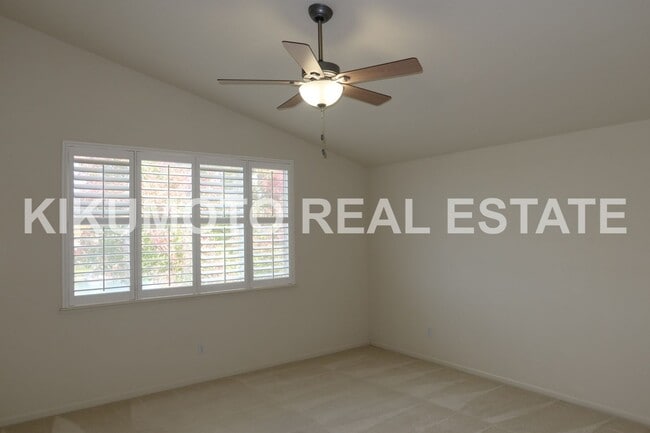 Foto del edificio - Lakefront 4 bedroom, 3 bath, 3 car  in the Lakeside Community