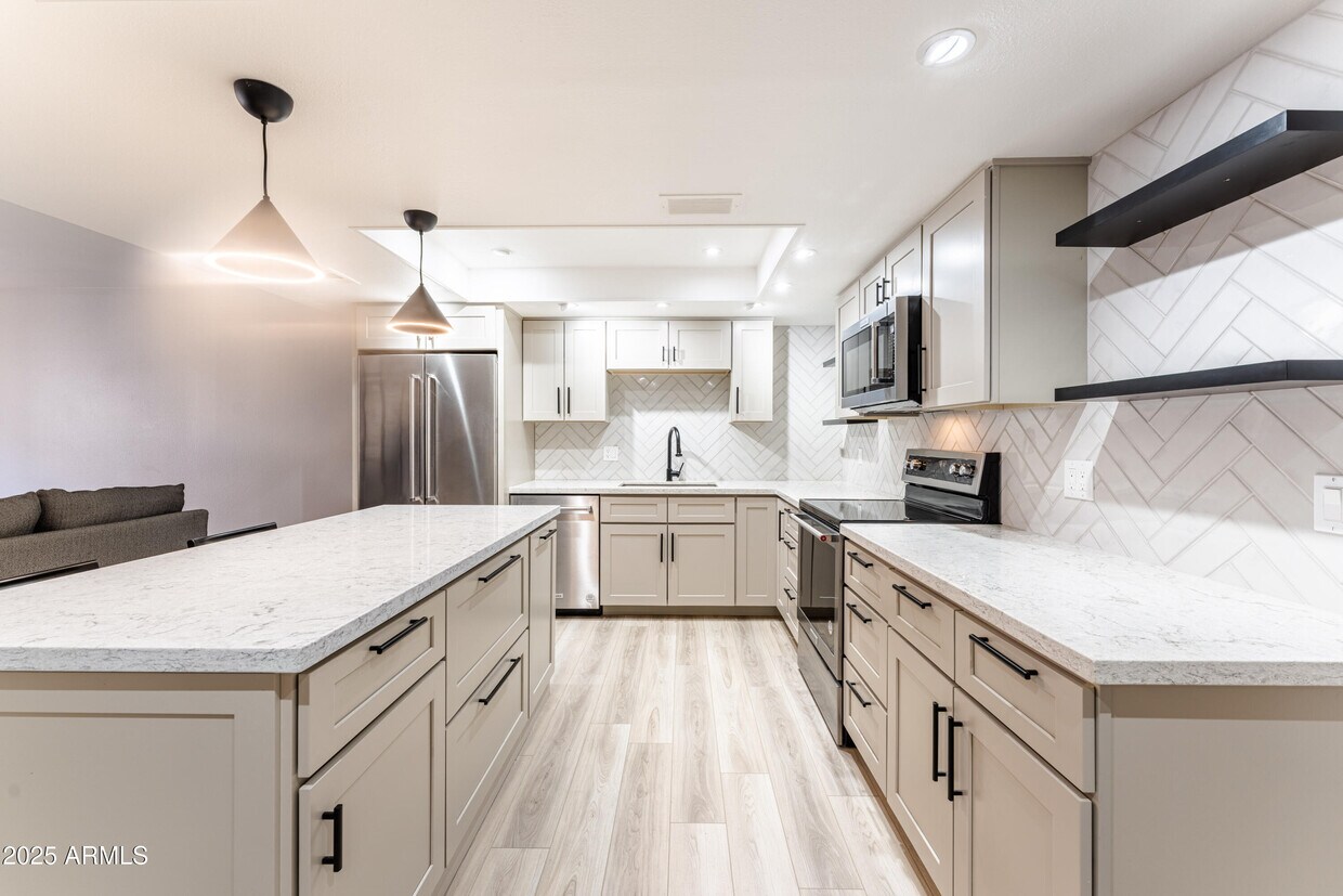 Foto principal - 7930 E Camelback Rd