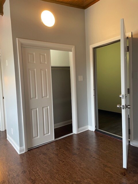 Puerta de entrada y armario - 400 S Ashland Ave