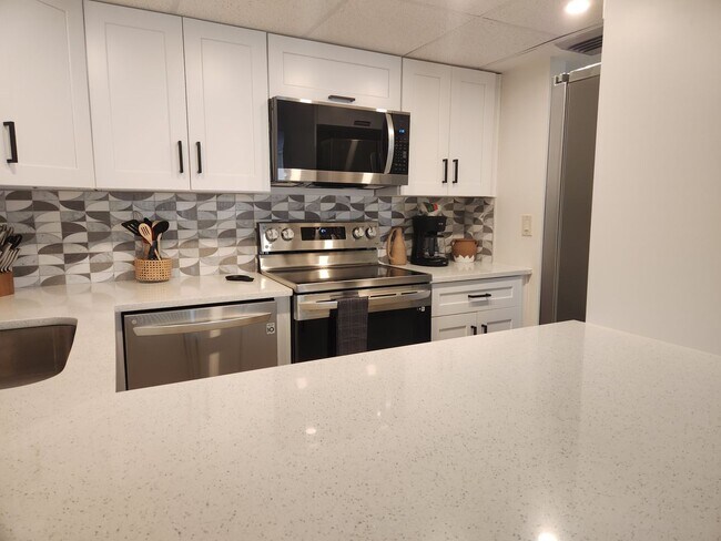 Foto del edificio - 2 bedroom furnished condo in Oceans Seven ...