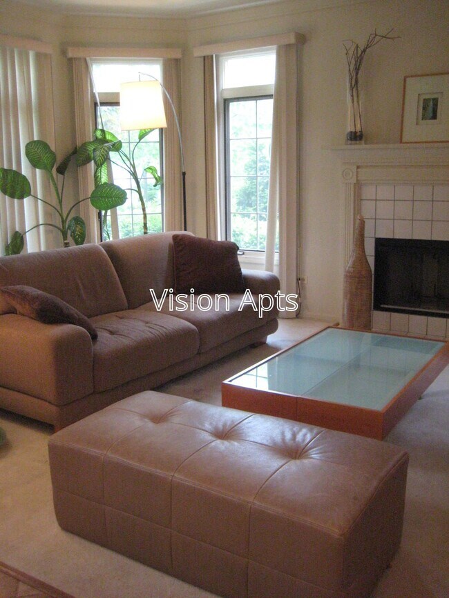 5929 N Sauganash Ln, Chicago, IL 60646 Townhome Rentals in Chicago IL