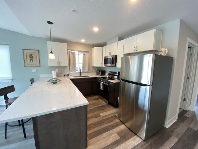Foto del edificio - Fully Furnished 2 Bedroom 1 Bath Condo | T...
