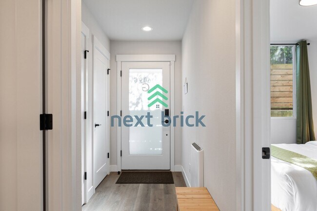 Building Photo - Chic Urban Living: 2-Bed, 2-Bath Townhouse Retreat in Seattle's Heart!