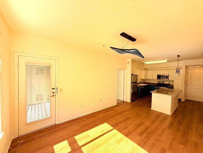 Foto del edificio - Gorgeous Spacious 2 Bedroom - 2 bath Condo with parking in Little Tokyo