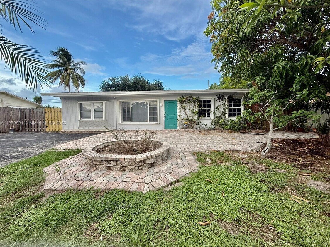 Primary Photo - 2730 NE 9th Terrace