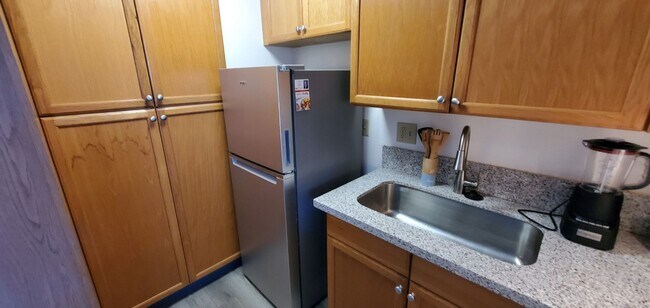 Foto del edificio - SALT LAKE - 12th FLOOR FULLY FURNISHED STUDIO - WINDOW AC, ASSIGNED COVERED PARKING. POOL. SECURE...