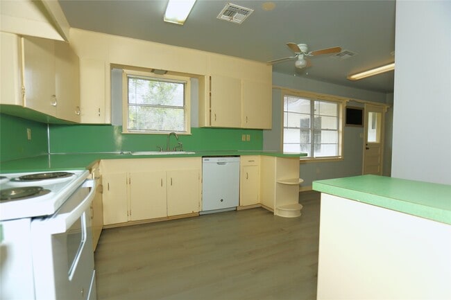 Building Photo - 609 Magnolia St