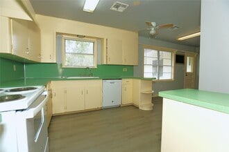 Building Photo - 609 Magnolia St