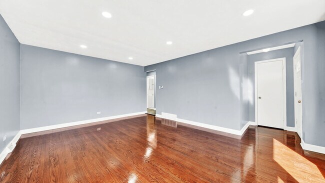 Building Photo - 15326 Lincoln Ave