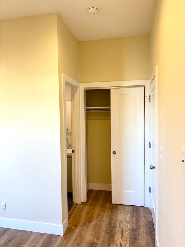 Building Photo - Perfect private room in the heart of Bernal Heights!