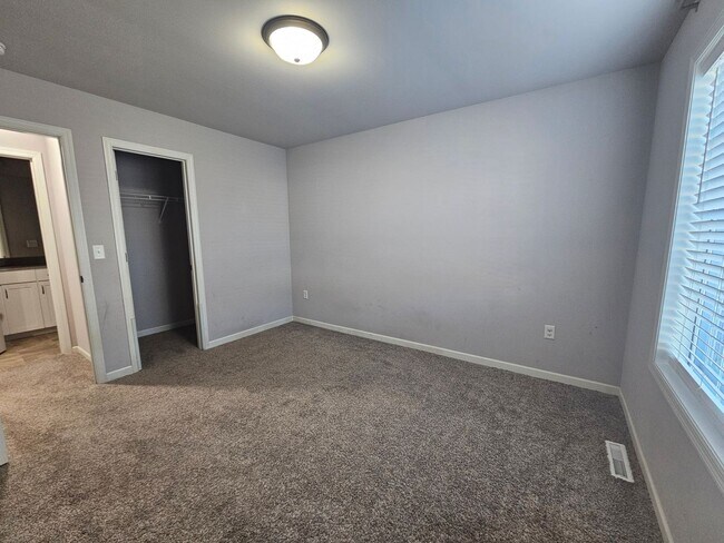 Building Photo - NE 2 bedroom 2 bath condo with large deck ...