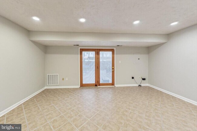 Building Photo - 5739 Independence Cir