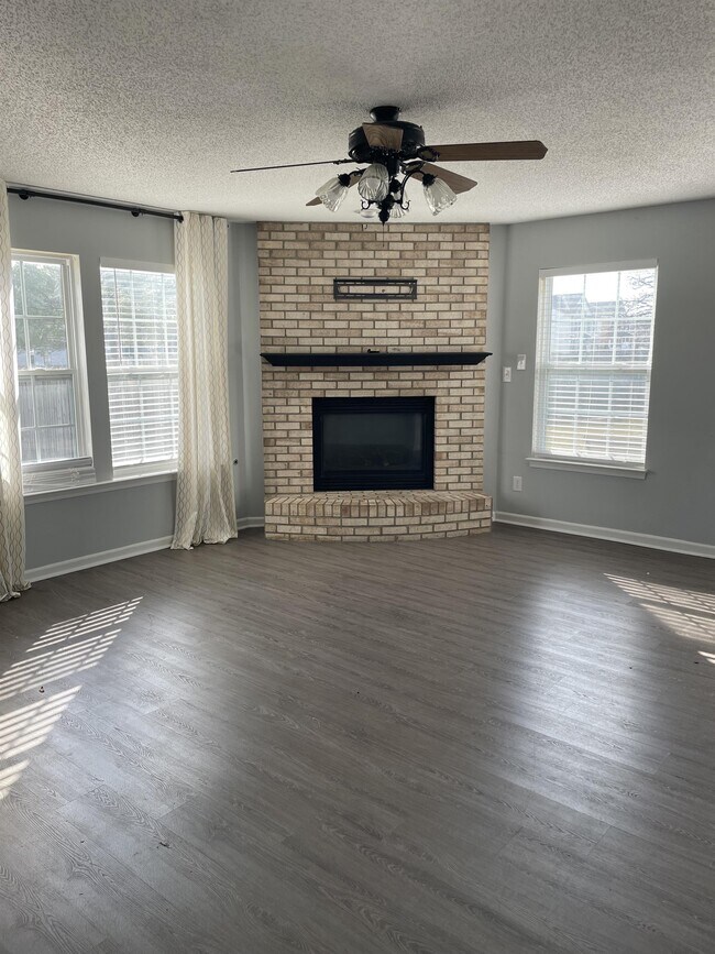 Building Photo - 9144 Summerfield Dr