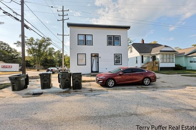 Building Photo - 995 E Forest Ave