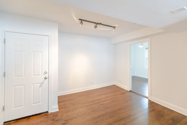 Building Photo - 2646 N Marshfield Ave