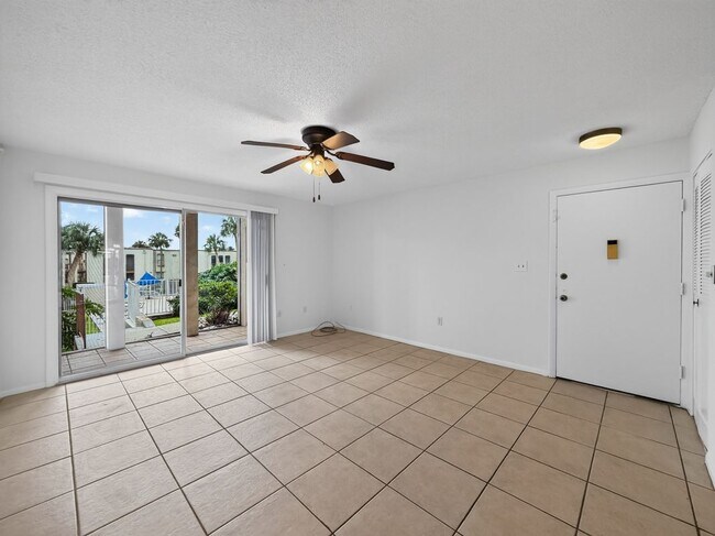 Building Photo - 518 Orange Dr
