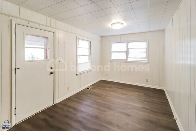 Foto del edificio - This 3 bedroom / 1 full bath and 1,284 sq feet House will Blow Your Mind!
