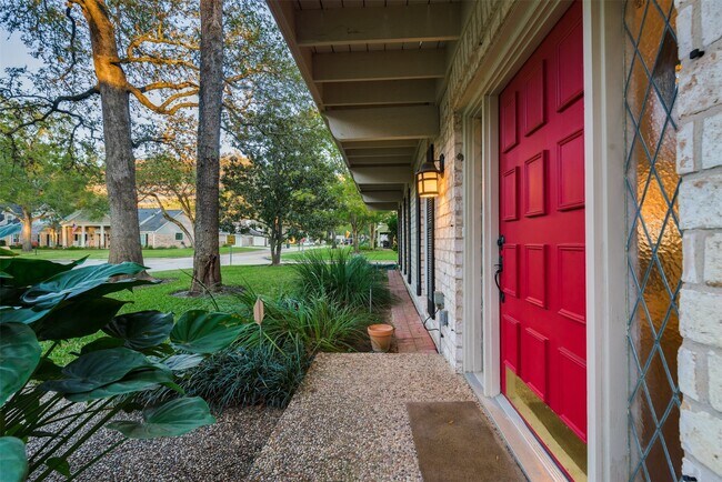 Building Photo - 15203 Camelback Ct