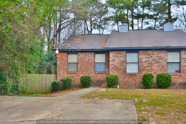 Building Photo - Neat 2 BR Duplex w/ Balcony & Fenced Yard