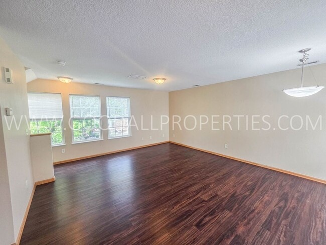 Building Photo - RENT REDUCED!!! 2 Bedroom 2 Bath Townhome in Urbandale with attached 2 car garage!